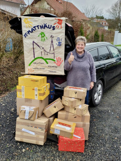 Birgit Buchholz mit Weihnachtspäckchen für Ukraine