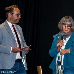 Moderator Dr. Florian Mayer mit Astrid Popp (Erlösergemeinde) vom Organisationsteam